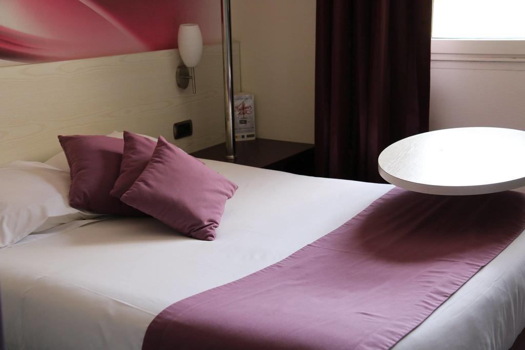 Kyriad Hotel La Flèche Zewnętrze zdjęcie